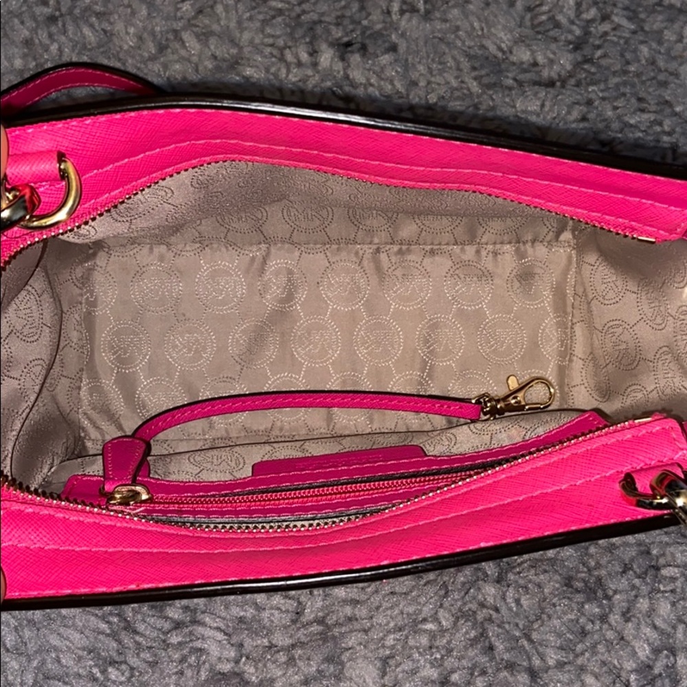 🎉SALE🎉 Michael Kors Hot Pink Saffiano Crossbody - Picture 2 of 6